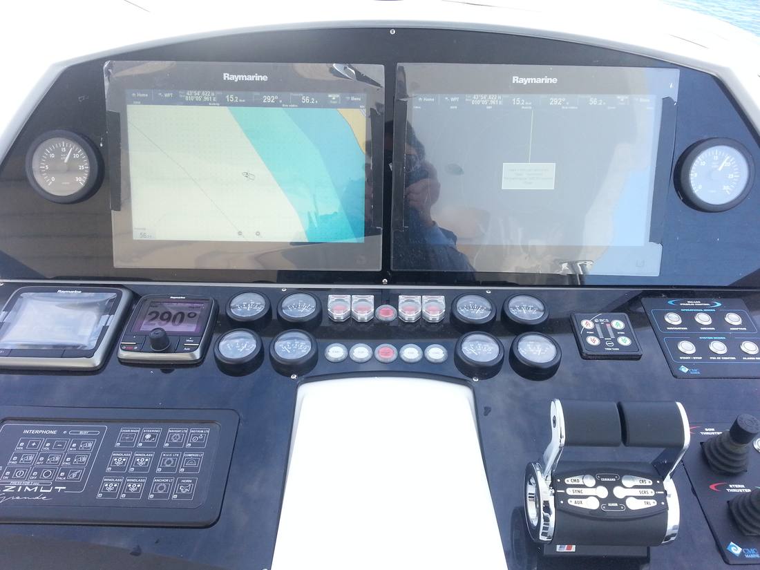 Yacht helm